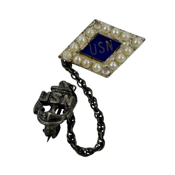 Vintage US Navy Pin Tie Tack Lapel Pin USN Chain Stamped Sterling w Faux Pearls - Picture 1 of 9